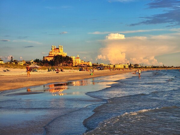 Playa en los alrededores y camastros 