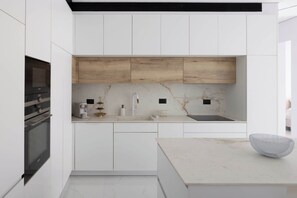 Unclassified image, 5 of 23, button