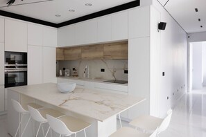 Fridge, microwave, oven, stovetop - Luxury 2BR In Flea Market By Holiday Rentals (Tel Aviv-Yafo)