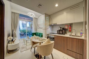 ثلاجة، ميكر�وويف، فرن، موقد طهي مسطح