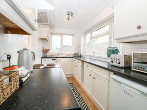 Fridge, electric kettle, toaster, cookware/dishes/utensils - Phloxhaven (Norwich)