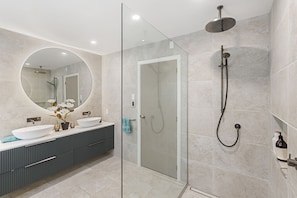 Bathtub, heated floors - Island View Beach House - Paraparaumu Beach Home (Paraparaumu)
