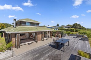 Outdoor dining - Island View Beach House - Paraparaumu Beach Home (Paraparaumu)
