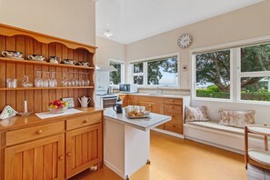 Fridge, microwave, toaster, high chair - Whare Nui on Rennie - Thames Holiday Home (Thames)
