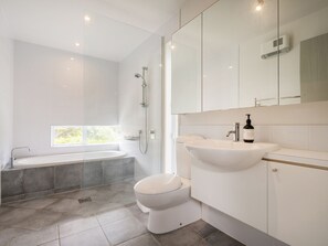 Bathtub, hair dryer - Black House Lookout - Kuaotunu Holiday Home (Kuaotunu)