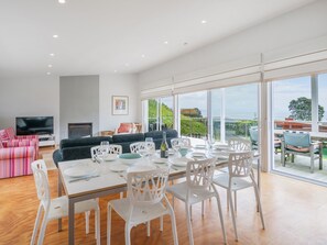 Dining - Black House Lookout - Kuaotunu Holiday Home (Kuaotunu)