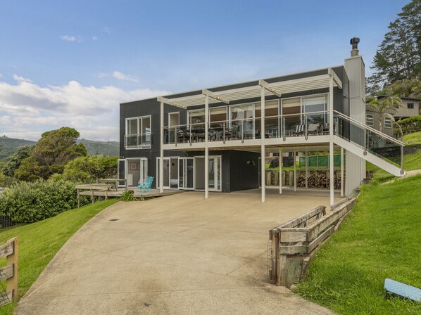 Exterior - Black House Lookout - Kuaotunu Holiday Home (Kuaotunu)