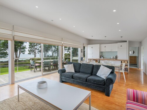 Black House Lookout - Kuaotunu Holiday Home