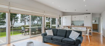 Black House Lookout - Kuaotunu Holiday Home