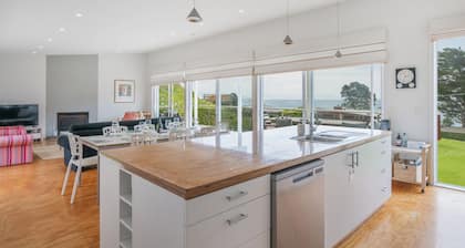 Black House Lookout - Kuaotunu Holiday Home