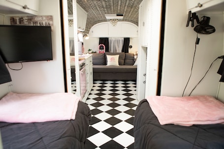 2 bedrooms, iron/ironing board, free WiFi, bed sheets. CUTE 1962 RV with huge screened in gazebo ~1 mile from winery