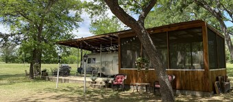 CUTE 1962 RV with huge screened in gazebo ~1 mile from winery