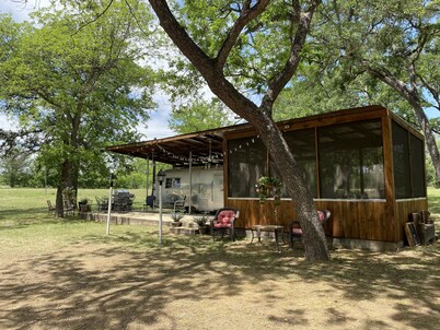 CUTE 1962 RV with huge screened in gazebo ~1 mile from winery