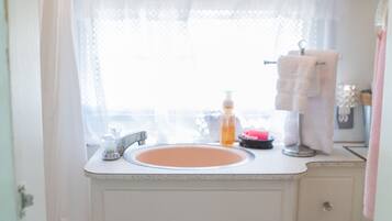 Haartrockner, Handtücher, Seife, Shampoo