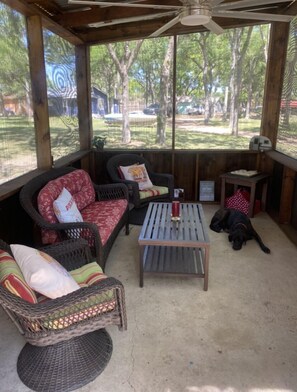 Property grounds - CUTE 1962 RV with huge screened in gazebo ~1 mile from winery (Tow)