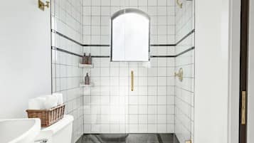 Ducha, secador de pelo, toallas, jabón