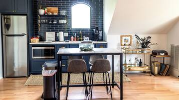 Refrigerador, microondas, cafetera y tetera y tetera eléctrica