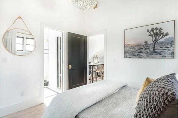 1 soverom, skrivebord, strykejern/-brett og wi-fi (inkludert)