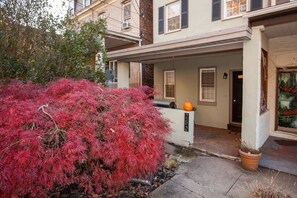 Exterior detail - Hip & Cozy to Explore the City or Catch a Game! (Pittsburgh)