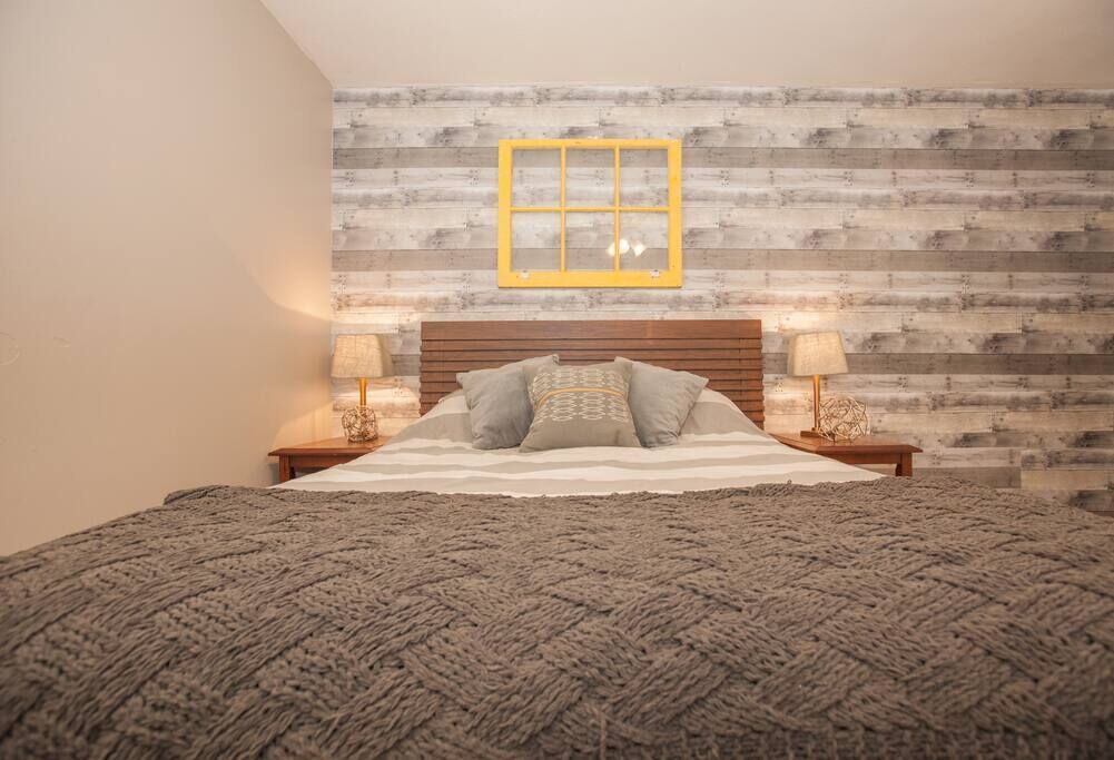 1 間睡房、書桌、熨斗/熨衫板、可攜式嬰兒床