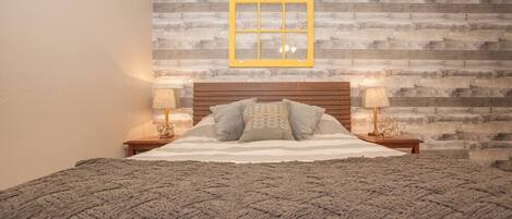 1 habitación, escritorio, tabla de planchar con plancha y cuna de viaje