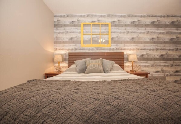 1 bedroom, desk, iron/ironing board, travel crib - Hip & Cozy to Explore the City or Catch a Game! (Pittsburgh)