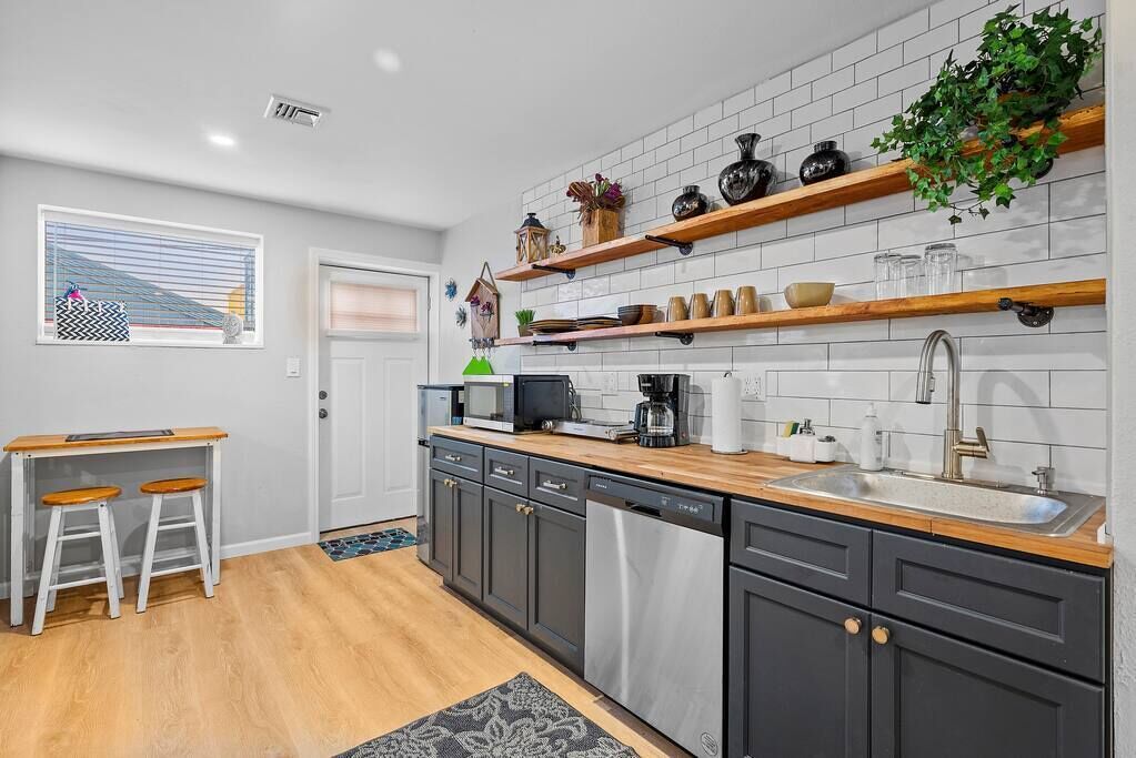 Kjøleskap, mikrobølgeovn, oppvaskmaskin og kaffetrakter/tekoker