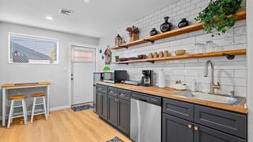 Kjøleskap, mikrobølgeovn, oppvaskmaskin og kaffetrakter/tekoker