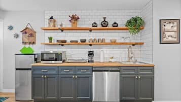Refrigerador, microondas, lavavajillas y cafetera y tetera