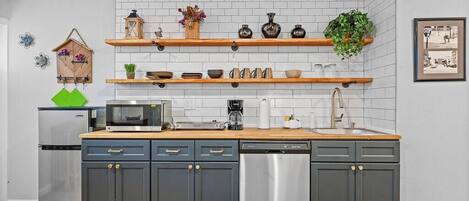 Réfrigérateur, micro-ondes, lave-vaisselle, cafetière/bouilloire