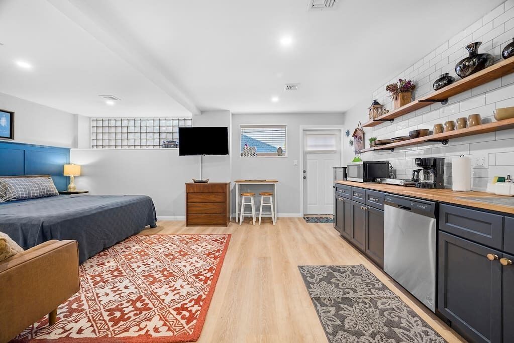 1 habitación, escritorio, tabla de planchar con plancha y cuna de viaje 