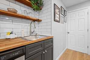 Fridge, microwave, dishwasher, coffee/tea maker - Industrial Chic Studio-Modern Comfort in the Burgh (Pittsburgh)