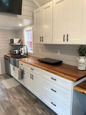 Kjøleskap, mikrobølgeovn, ovn og oppvaskmaskin