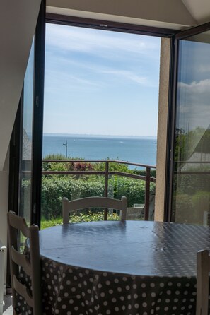 Dining - Flat with sea view; Porzic beach (Crozon)