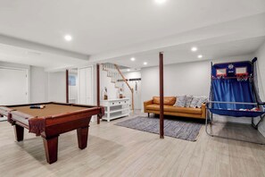 Game room - Close to Bayside Beaches w/ Pool Table, Fire Pit (Brewster)