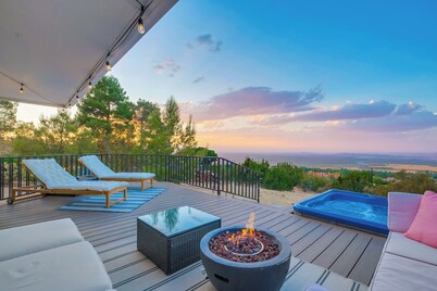 High Desert Scenic Getaway! Hot Tub, BBQ, Fire Pit - 80 mins from LA