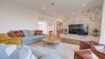 Smart TV, lareira, livros, aparelho de som