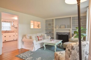 TV, offices - 3 Min Walk to Beach on Long Pond! (South Yarmouth)