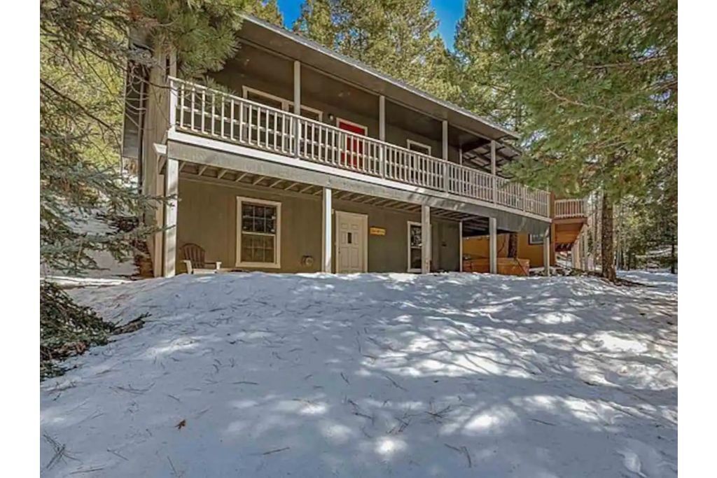 Cozy 3/2 w/hot tub in the Village of Cloudcroft