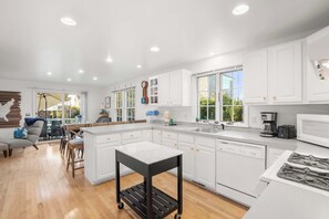 Fridge, microwave, oven, stovetop - Stunning Home with Water Views! (Sandwich)