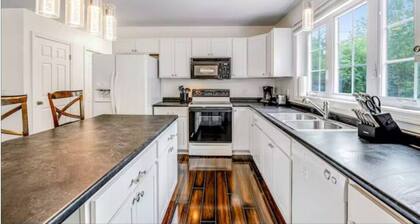 Upstairs unit- sleeps 4- minutes to Smugglers Notch Ski resort!