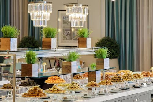 Petit déjeuner buffet servi tous les jours en supplément