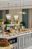 Colazione a buffet, servita tutte le mattine (145 SAR a persona) 
