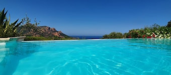 Villa for 14 people with private pool and Sea view