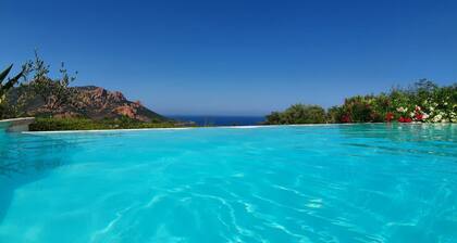 Villa for 14 people with private pool and Sea view