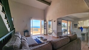 TV, bøker og stereoanlegg