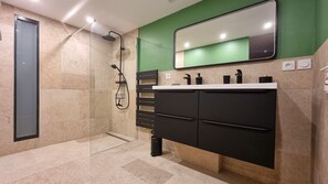 Bathtub, free toiletries, hair dryer, towels