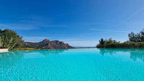 Villa 14 guest-private pool and Sea view