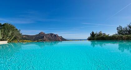 Villa 14 guest-private pool and Sea view