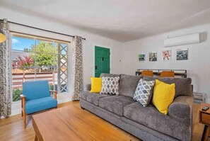 Living area - Darling Paso Cottage 2blks DT/2 King Bds/Firept/ (Paso Robles)